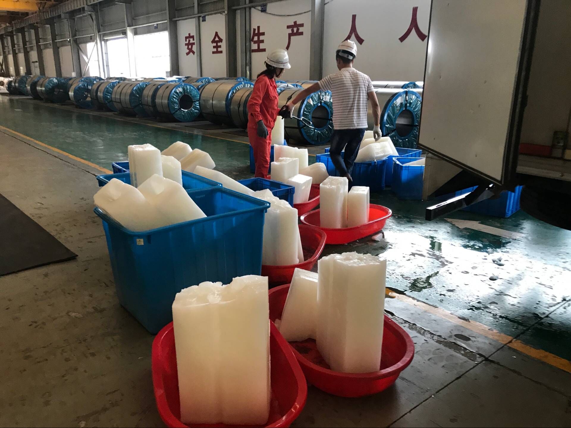 夏季高溫天工業(yè)降溫冰塊訂購(gòu)批首選上海寶山制冰廠